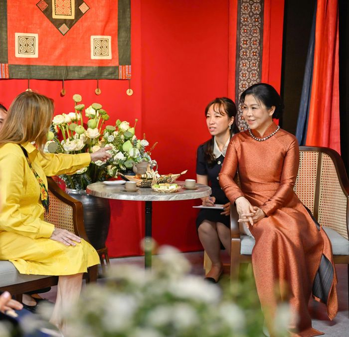  Từ câu chuyện về trang phục các dân tộc Việt Nam, Phu nhân Maricel Cohen de Mulino chia sẻ niềm vui và ấn tượng đặc biệt khi được thấy những hoa văn quen thuộc trên trang phục Panama tại Việt Nam. Dù hai nước thuộc hai châu lục khác nhau, cách nhau hàng chục nghìn km, Phu nhân Tổng thống Panama chia sẻ văn hóa của các cộng đồng bản địa tại Panama, trong đó có nghệ thuật Mola của người Guna có nét tương đồng lớn trong cách sử dụng màu sắc, hoa văn và kỹ thuật thể hiện những họa tiết trên các trang phục truyền thống của người Mông, Dao và Thái tại Việt Nam. 