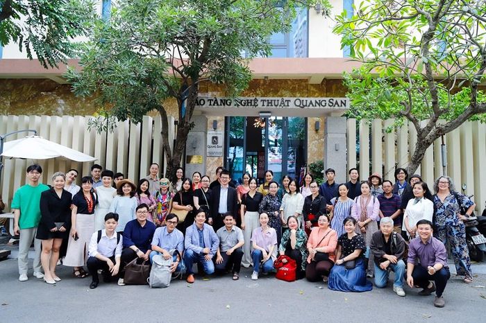 Các chuyên gia, cán bộ nghiên cứu tham quan Bảo tàng Nghệ thuật Quang San