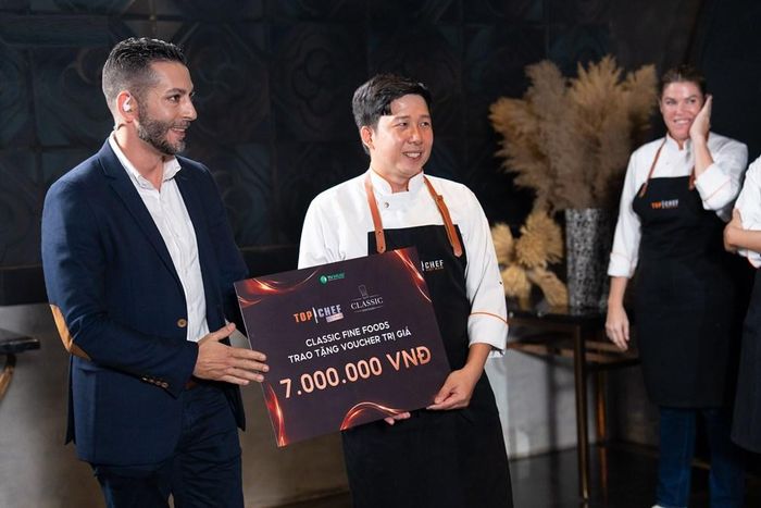 Ông Damien Foullu - Giám đốc Kinh doanh miền Nam Classic Fine Foods Việt Nam trao quà cho Khắc Linh chiến thắng thử thách sau phần thi
