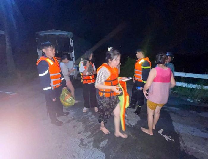 Giải cứu người dân ra khỏi vùng nguy hiểm an toàn