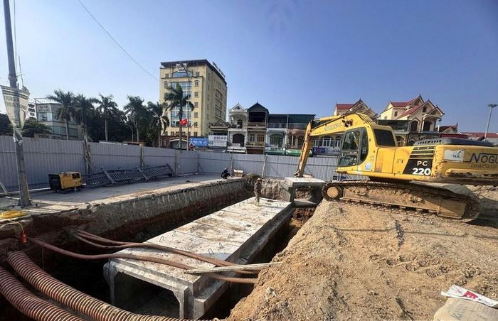 Lắp đặt cống hộp thoát từ đường Trần Hưng Đạo qua đường Nguyễn Sinh Sắc về hồ cá Cửa Nam để tiêu thoát ra sông Vinh. Ảnh: Nguyễn Hải