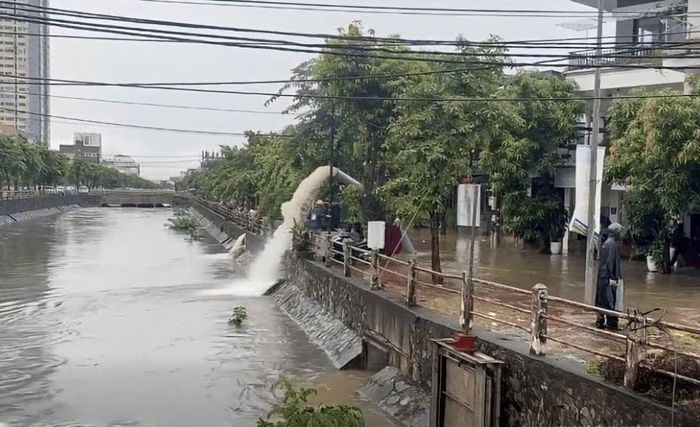 Lực lượng chức năng đặt máy bơm dã chiến trên đường Phùng Chí Kiên giao với đường Lê Nin tiêu thoát nước xuống kênh Bắc cho phường Vinh Phú (Hà Huy Tập cũ)