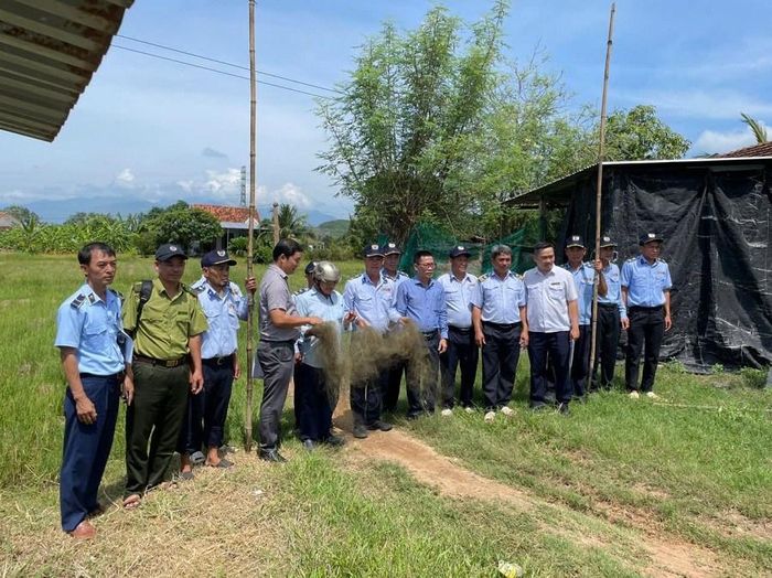 Đoàn kiểm tra liên ngành phối hợp với Công an xã tháo dỡ, tiêu hủy tại chỗ 150m lưới tàng hình