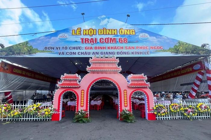 Một trại cơm phục vụ miễn phí người dân trong những ngày diễn ra lễ hội