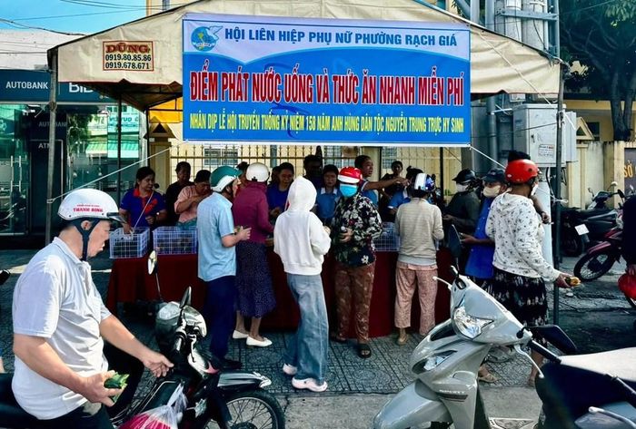 Hội Liên hiệp Phụ nữ phường Rạch Giá tổ chức phát nước uống và thức ăn nhanh cho người dân