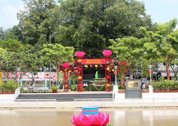 Dòng sông Kiên - nơi sẽ diễn ra đêm thả hoa đăng cầu quốc thái dân an