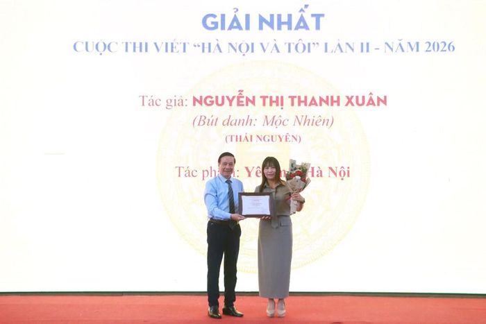 NSND Trần Quốc Chiêm, Chủ tịch Hội Liên hiệp Văn học nghệ thuật Hà Nội trao giải Nhất cho tác giả Nguyễn Thị Thanh Xuân