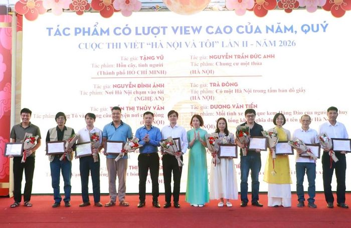 Ban Tổ chức trao giải cho 10 tác phẩm có lượt người xem cao nhất trong từng quý và từng năm