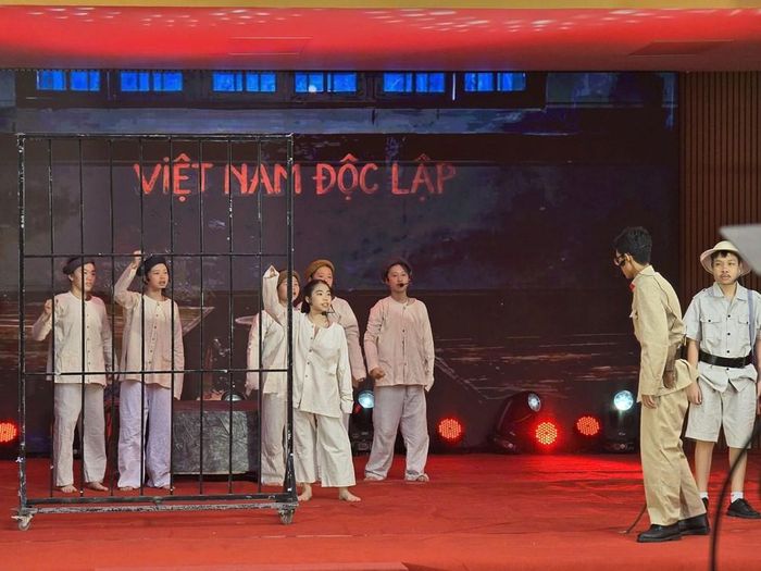 Không chỉ giúp học sinh hiểu thêm về những hy sinh của thế hệ đi trước, triển lãm còn tạo cơ hội để các em chủ động tham gia, cảm nhận và kể lại lịch sử bằng ngôn ngữ của mình