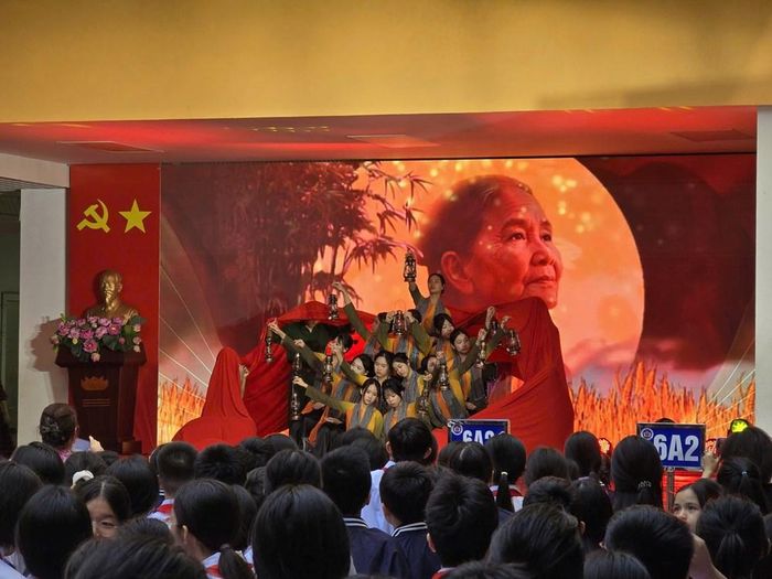 “Sen trong đá: Tâm sáng, lòng son” giới thiệu chân dung và câu chuyện của 25 nữ tù chính trị tiêu biểu trong hai cuộc kháng chiến chống Pháp và chống Mỹ