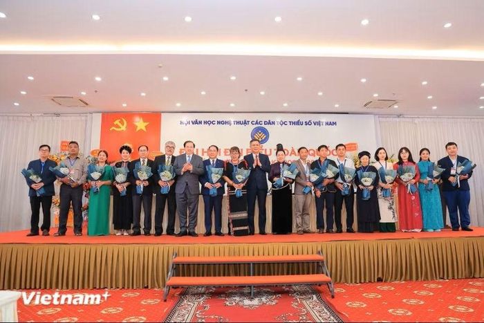 Thứ trưởng Bộ VHTTDL Tạ Quang Đông chúc mừng thành công của Đại hội. Ảnh: Hoài Nam