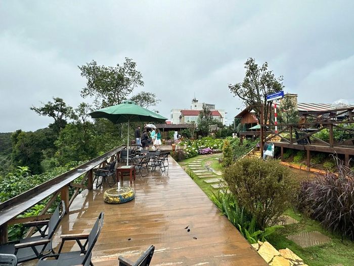 Người dân bày tỏ băn khoăn, liệu việc xử lý không dứt điểm có vô tình tạo tâm lý cho các cơ sở kinh doanh khác rằng “quán này làm được thì quán kia cũng có thể làm”, từ đó dẫn đến nguy cơ phát sinh thêm những trường hợp tương tự?