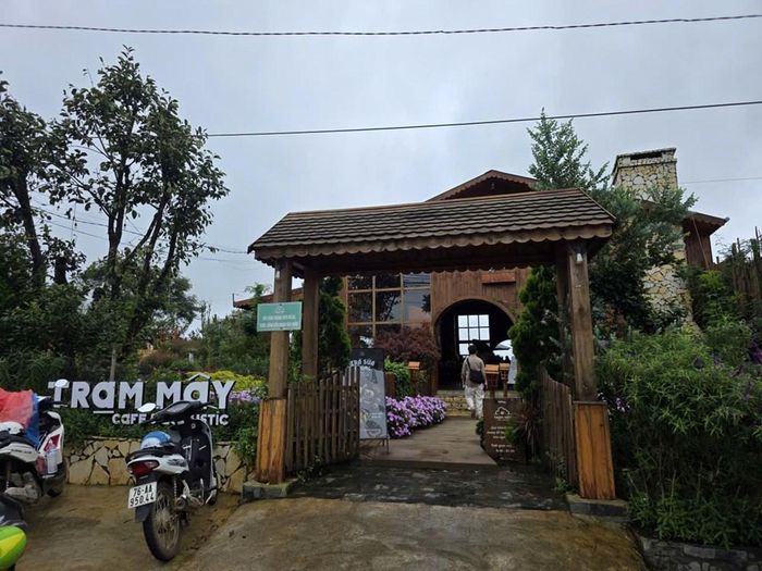 UBND xã Măng Đen đã ban hành 2 quyết định xử phạt vi phạm hành chính, đồng thời yêu cầu tháo dỡ các hạng mục và khôi phục hiện trạng đối với phần diện tích đất sử dụng ngoài phạm vi được phép. Tuy nhiên, đến nay, cơ sở này vẫn "phớt lờ" chỉ đạo của chính quyền địa phương