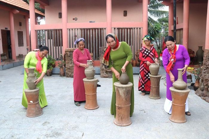 Nghệ nhân gắn bó với làng gốm Bàu Trúc