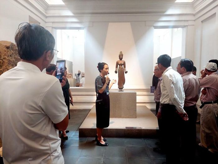 Du khách chiêm ngưỡng tượng Bồ tát Tara được trưng bày tại Bảo tàng Điêu khắc Chăm Đà Nẵng. Ảnh: B.T
