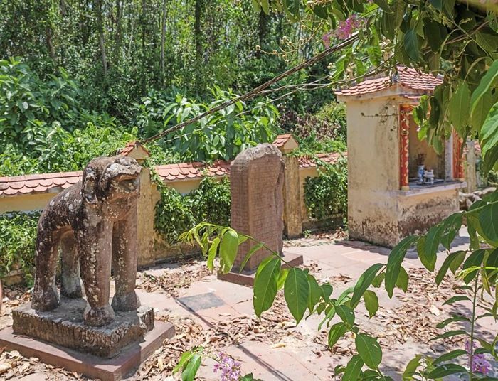 Bia Đồng Dương C.66, bằng tiếng Sanskrit, ghi việc vua Indravarman II lập cơ sở thờ Lakṣmīndralokeśvara và tu viện năm 875. Hiện bia này đang lưu giữ tại Nhà thờ tộc Trà - Đồng Dương. Ảnh: KTS. Lê Trí Công