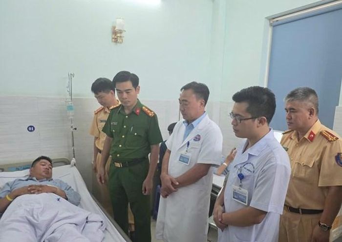 Lãnh đạo Công an TP Hải Phòng hỏi thăm Đại uý Vũ Sơn Tùng