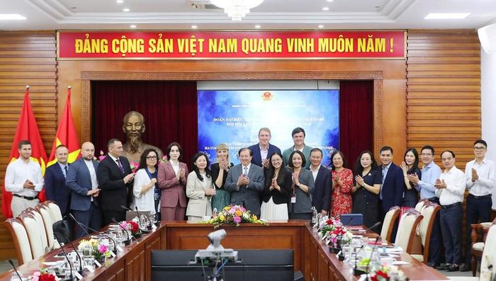 Hai bên nhất trí tăng cường trao đổi chuyên môn các lĩnh vực VHTTDL