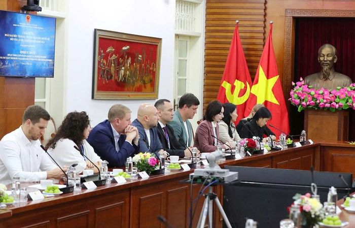 Đại biểu hai bên dự buổi trao đổi chuyên đề