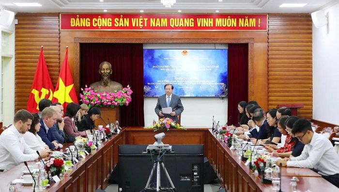 Quang cảnh buổi trao đổi