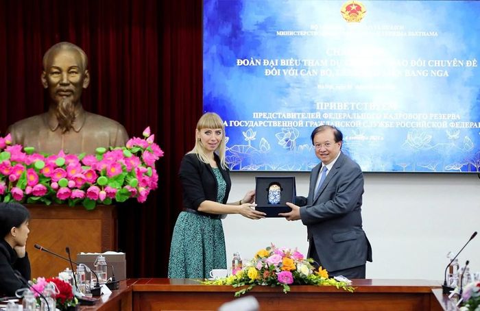 Thứ trưởng Tạ Quang Đông tặng quà lưu niệm đại diện đoàn công tác của Liên bang Nga