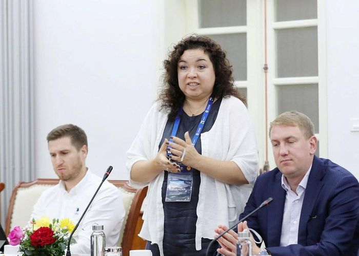 Các thành viên đoàn công tác của Liên bang Nga thể hiện sự quan tâm đối với công tác quản lý nhà nước, các hoạt động VHTTDL của Việt Nam