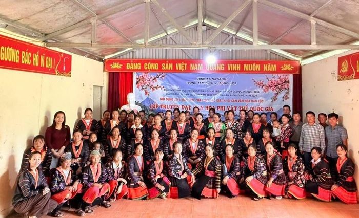Lớp tập huấn có sự tham gia của 50 học viên dân tộc Mông (nhóm Mông hoa) đang sinh sống tại bản Sa Lông 2 và bản 36
