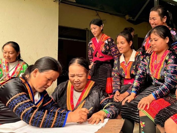 Học viên được các nghệ nhân am hiểu văn hóa truyền thống dân tộc Mông trực tiếp truyền dạy