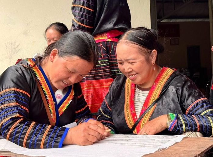 Hoa văn trên trang phục của người Mông là biểu trưng cho văn hóa của cộng đồng