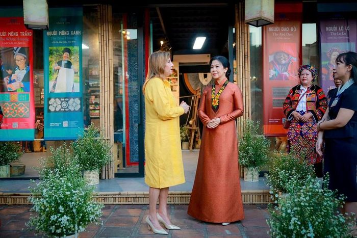 Phu nhân Maricel Cohen de Mulino cảm ơn phu nhân Ngô Phương Ly về sự đón tiếp nồng hậu, bày tỏ ấn tượng trước sự phong phú của văn hóa các dân tộc Việt Nam