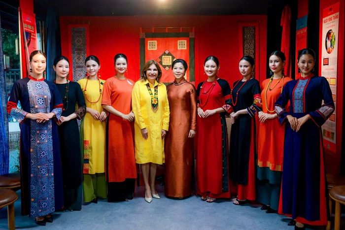 Hai phu nhân đã cùng gặp gỡ các nghệ nhân và tìm hiểu một số công đoạn tạo nên các sản phẩm thủ công truyền thống của các dân tộc Tà Ôi, Dao Đỏ, Mông xanh...