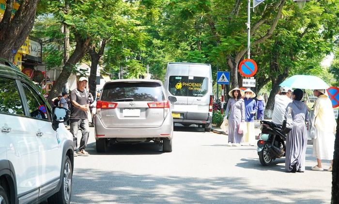 Các tuyến đường xung quanh khu vực Hoàng thành Huế là nơi đông du khách và các phương tiện, lực lượng Công an phường Phú Xuân thường kiểm tra, chấn chỉnh để đảm bảo trật tự. Ảnh: S.Thùy