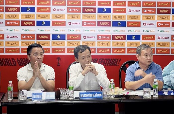 Từ phải sang: ông Nguyễn Văn Ý - Phó Giám đốc Sở VHTTDL tỉnh Gia Lai; ông Nguyễn Minh Châu – Phó Tổng thư ký LĐBĐ Việt Nam; ông Nguyễn Tấn Anh - Uỷ viên BCH LĐBĐ Việt Nam, Giám đốc Điều hành CLB HAGL