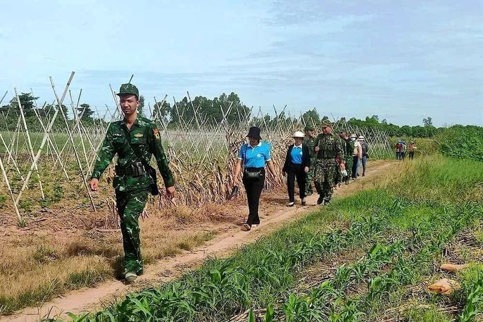 Hình ảnh phụ nữ cùng chiến sĩ biên phòng tham gia giữ gìn bình yên tuyến biên giới