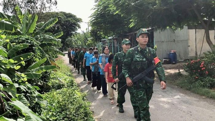 Hội LHPN xã Phú Hữu và Đồn Biên phòng Phú Hữu tham gia giữ gìn an ninh chính trị, trật tự an toàn xã hội