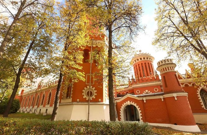 Cung điện du lịch Petrovsky ở thủ đô Moskva với vẻ đẹp rực rỡ trong mùa thu vàng