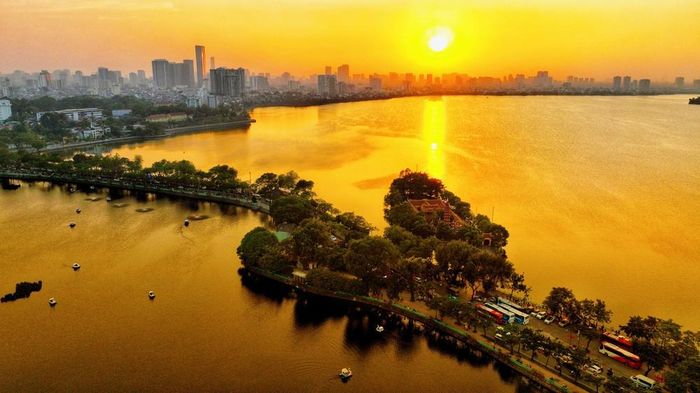 Hồ Tây phát huy lợi thế mặt nước rộng, không gian khoáng đạt, đủ sức đón đông đảo người dân đến thưởng thức pháo hoa