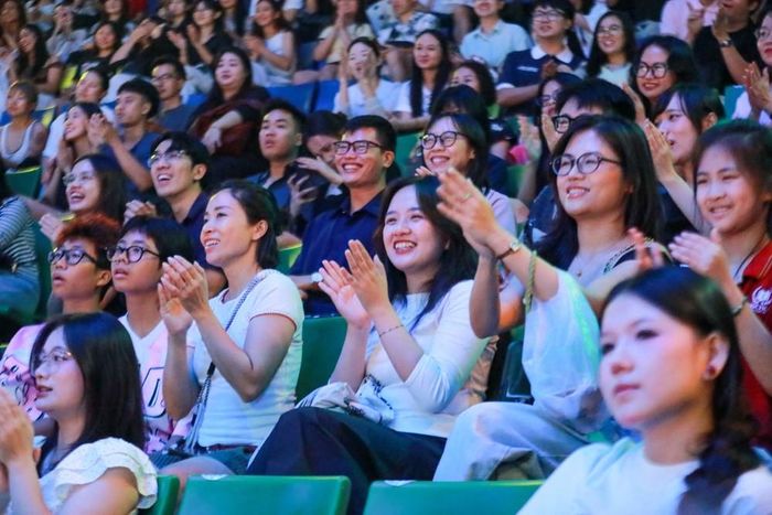 Vở kịch xiếc “Sơn Thần Thuỷ Quái” đã tạo ra một hiện tượng hiếm có trong ngành Xiếc Việt Nam khi hơn 1.200 chỗ ngồi của sân khấu Rạp Xiếc Trung ương liên tục “kín chỗ”. Ảnh: Khánh Hoà - TTXVN