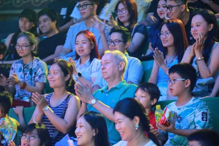 Vở kịch xiếc “Sơn Thần Thuỷ Quái” đã tạo ra một hiện tượng hiếm có trong ngành Xiếc Việt Nam khi hơn 1.200 chỗ ngồi của sân khấu Rạp Xiếc Trung ương liên tục “kín chỗ”. Ảnh: Khánh Hoà - TTXVN