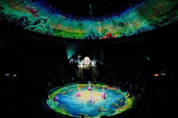 Công nghệ 3D Mapping được sử dụng xuyên suốt vở diễn, tái hiện những không gian từ núi rừng, biển cả đến thế giới thần thoại, giúp câu chuyện được chuyển tải bằng nhiều lớp hình ảnh. Ảnh: Khánh Hoà - TTXVN
