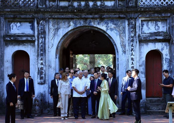 Hướng dẫn viên giới thiệu Văn Miếu - Quốc Tử Giám với Tổng thống Cộng hòa Panama José Raúl Mulino và Phu nhân. Ảnh: Tuấn Anh - TTXVN