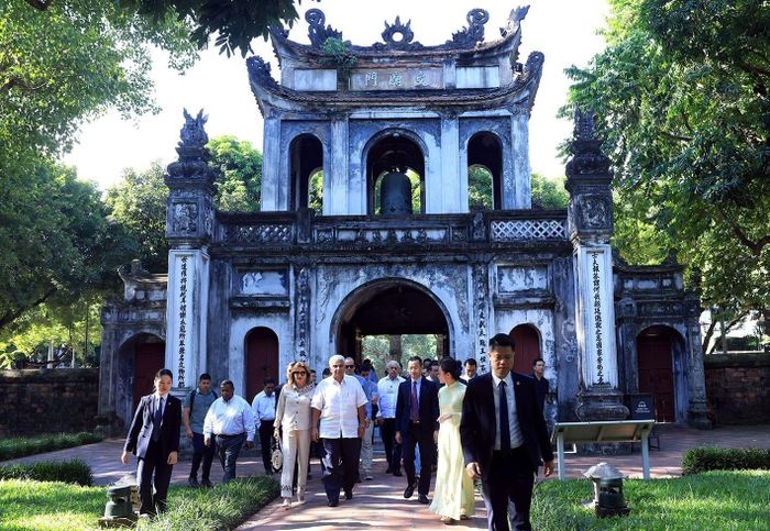 Tổng thống Cộng hòa Panama José Raúl Mulino và Phu nhân thăm Văn Miếu - Quốc Tử Giám sáng 6/10. Ảnh: Tuấn Anh - TTXVN