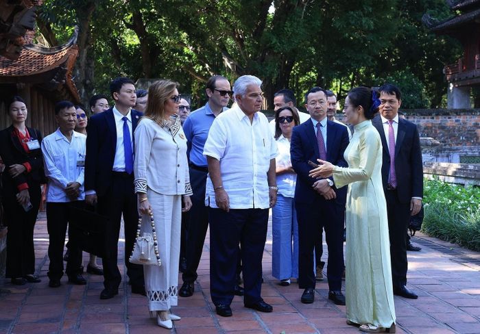Hướng dẫn viên giới thiệu Văn Miếu - Quốc Tử Giám với Tổng thống Cộng hòa Panama José Raúl Mulino và Phu nhân. Ảnh: Tuấn Anh - TTXVN
