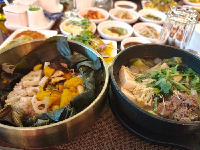 Món canh thịt bò và xôi bọc lá truyền thống Hàn Quốc. Ảnh: Đào Lâm - Phóng viên TTXVN tại Hàn Quốc