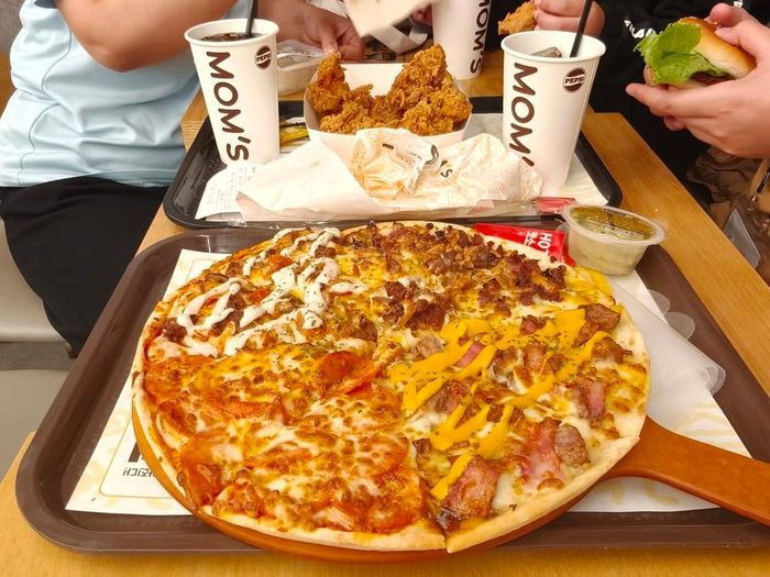 Món ăn nhanh Pizza tại nhà hàng Mom’s Touch ở Seoul. Ảnh: Đào Lâm - Phóng viên TTXVN tại Hàn Quốc