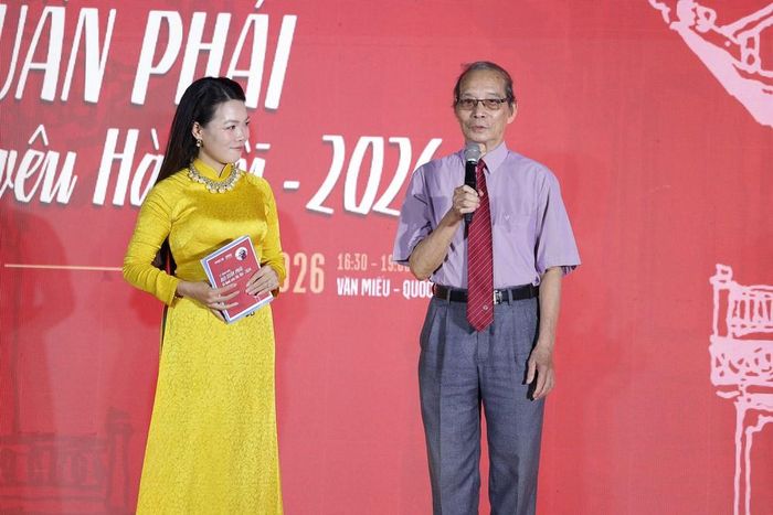 Nhà thơ Bằng Việt đọc thơ, bày tỏ tình cảm với Hà Nội tại lễ trao giải. Ảnh: Hòa Nguyễn