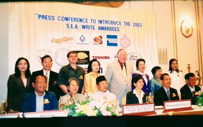 Nhà thơ Bằng Việt (hàng sau, thứ hai từ trái qua) nhận Giải thưởng Văn học ASEAN tại Thái Lan năm 2003. Ảnh: NVCC