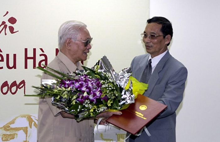 Nhà thơ Bằng Việt (phải) trao Giải thưởng Lớn - Vì tình yêu Hà Nội cho nhà Hà Nội học Nguyễn Vinh Phúc năm 2009