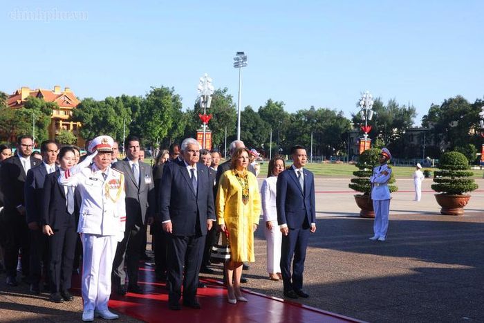 Tổng thống Cộng hòa Panama José Raúl Mulino và Phu nhân vào Lăng viếng Chủ tịch Hồ Chí Minh - Ảnh: chinhphu.vn/Nhật Bắc