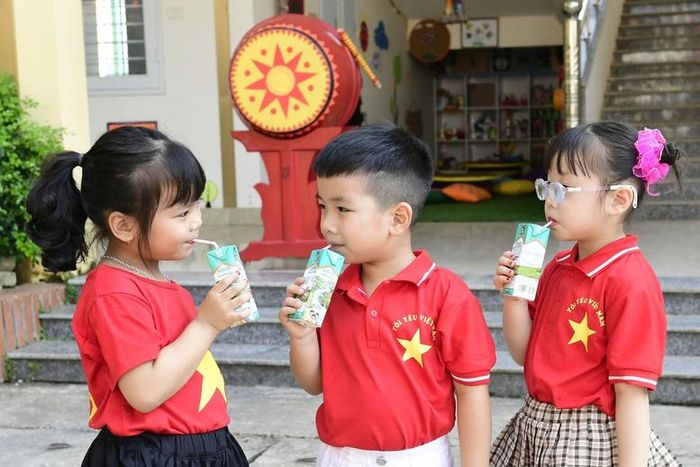 Trong ly sữa trắng ngà ấy có màu xanh của đồng cỏ, có giọt mồ hôi của người nông dân, có sự chính xác của khoa học, có kỷ luật của nhà máy, có trách nhiệm của người vận chuyển và có lòng tự trọng nghề nghiệp của biết bao con người.